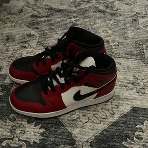 Jordan 1 Mid Chicago Toe Red Black GS